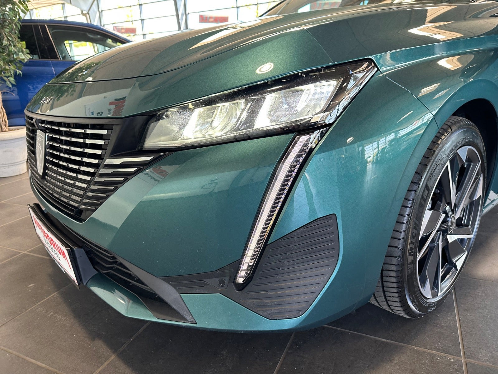 Blå Peugeot 308 fra 2022