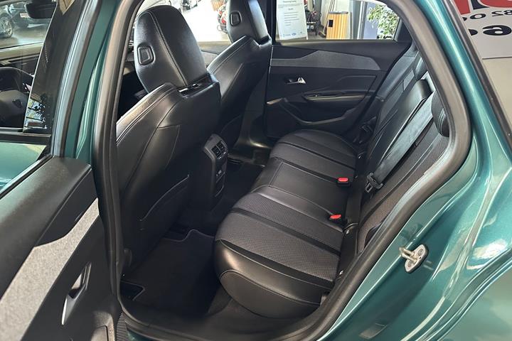 Blå Peugeot 308 fra 2022
