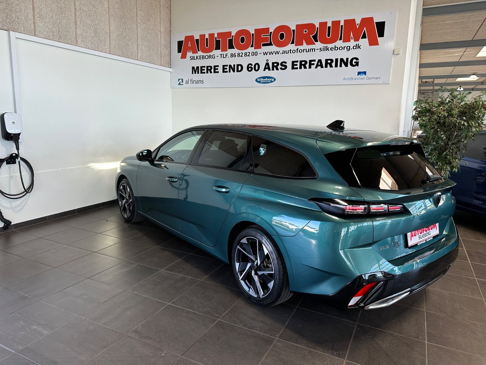 Blå Peugeot 308 fra 2022