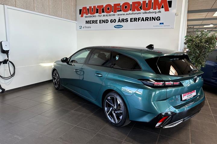 Blå Peugeot 308 fra 2022