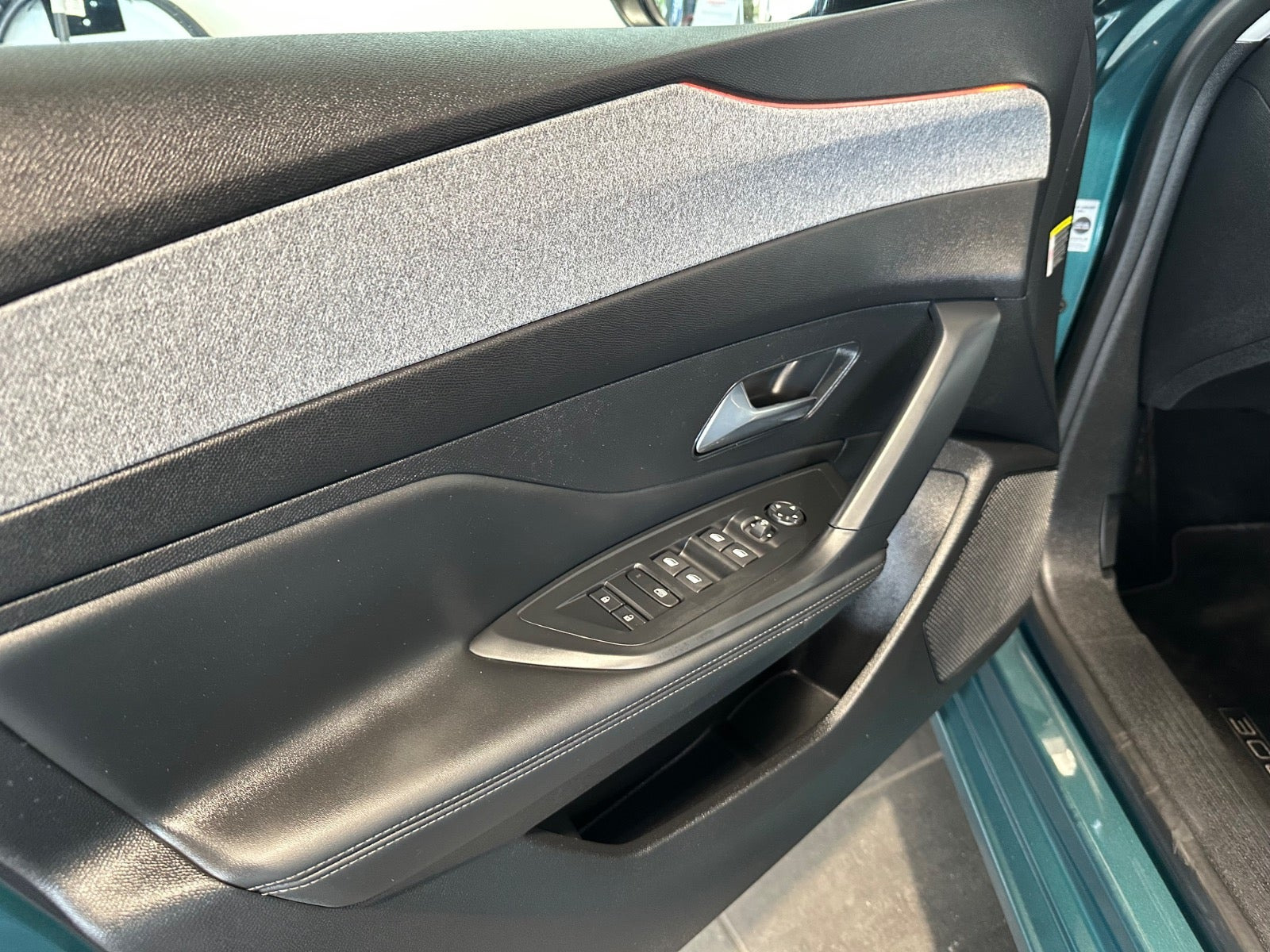 Blå Peugeot 308 fra 2022