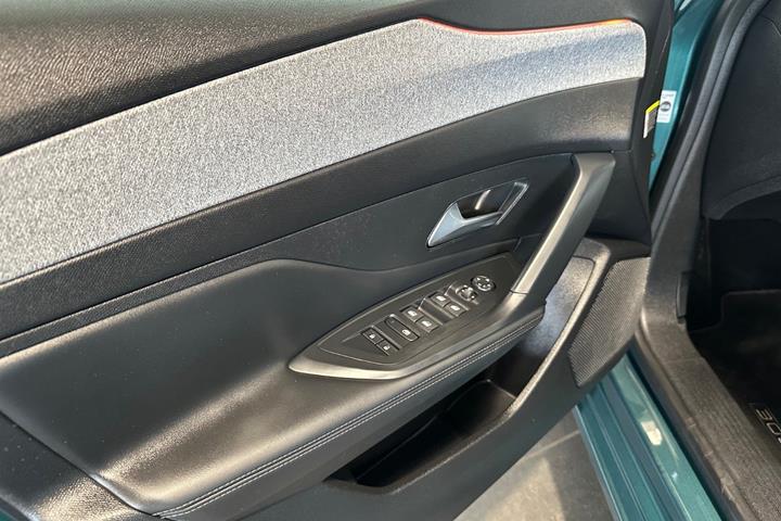 Blå Peugeot 308 fra 2022