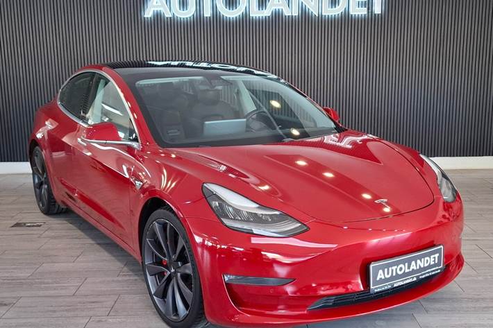 Rød Tesla Model 3 fra 2020