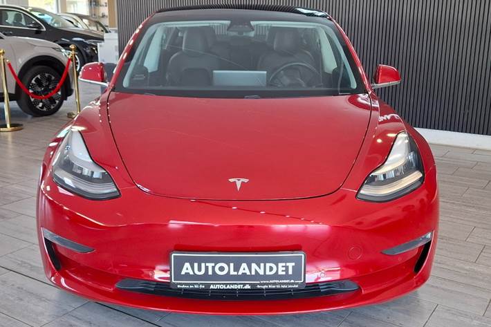 Rød Tesla Model 3 fra 2020