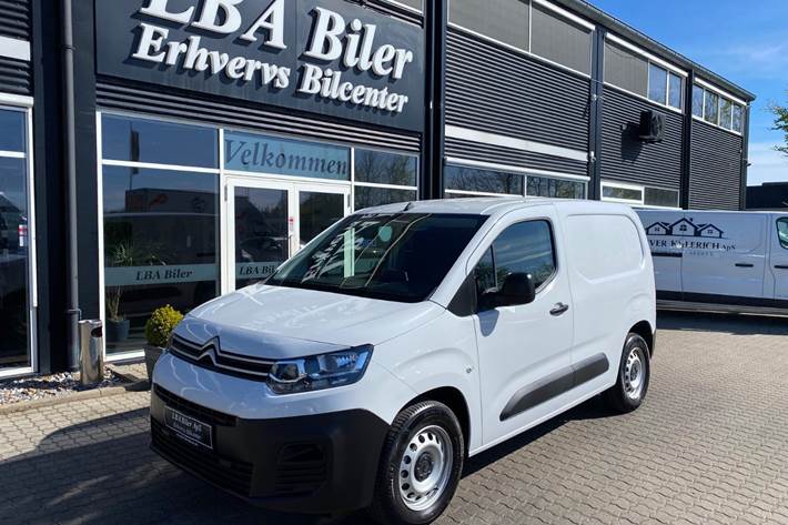 Hvid Citroën ë-Berlingo fra 2024 set udefra