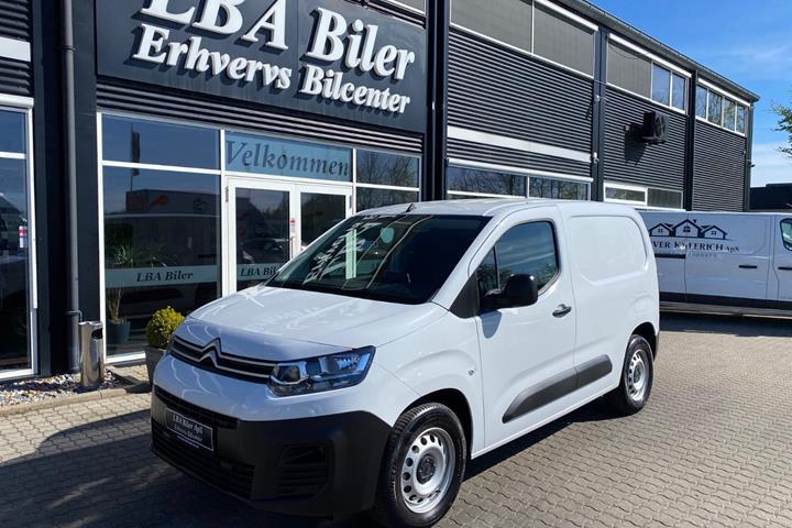 Hvid Citroën ë-Berlingo fra 2024 set udefra