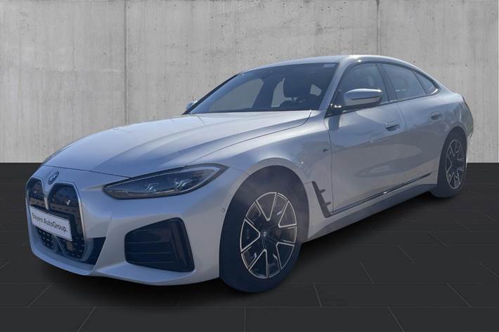 Hvid BMW i4 fra 2023 set udefra