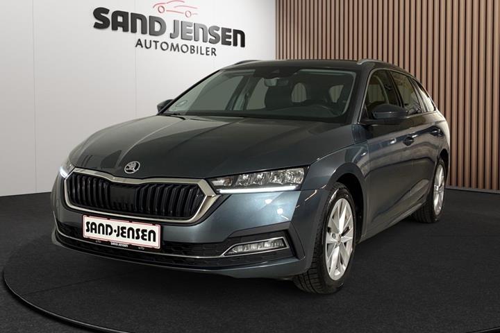 Grå Skoda Octavia fra 2021 set udefra