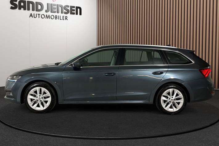 Grå Skoda Octavia fra 2021