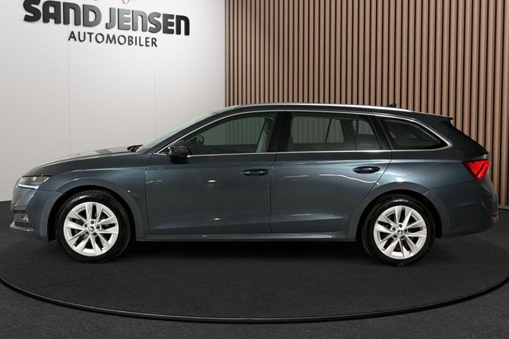 Grå Skoda Octavia fra 2021