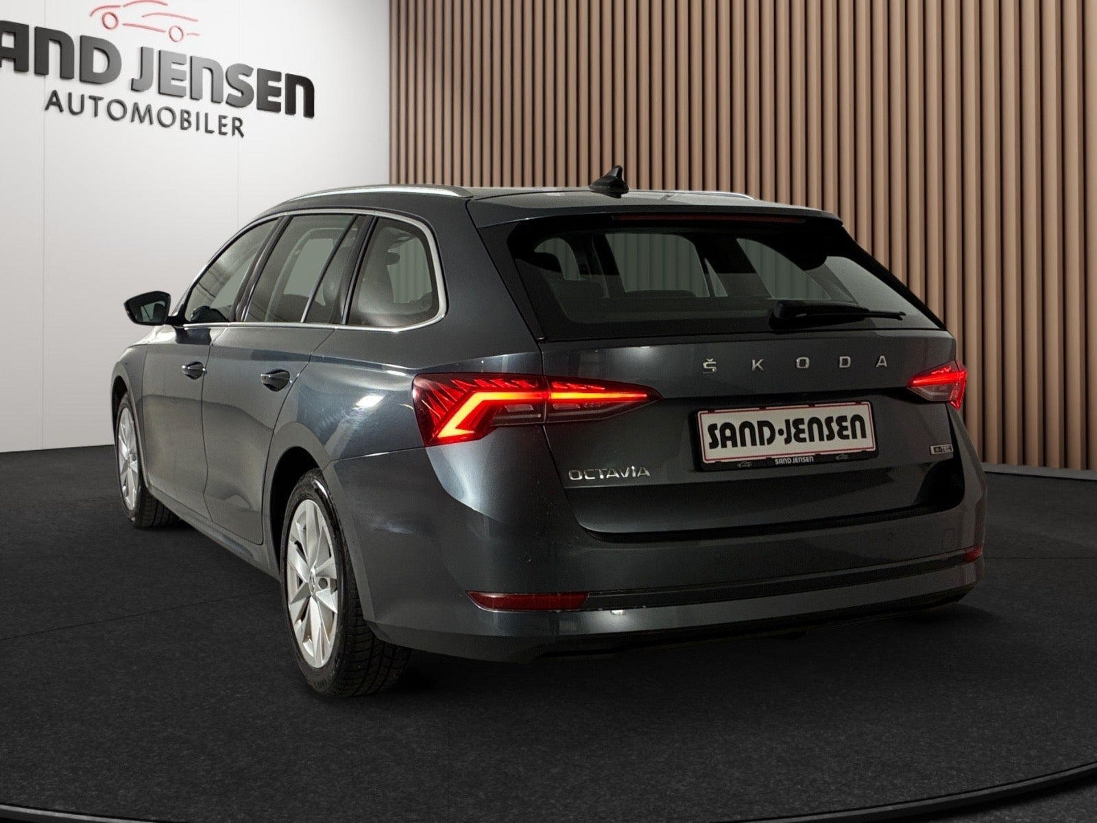 Grå Skoda Octavia fra 2021