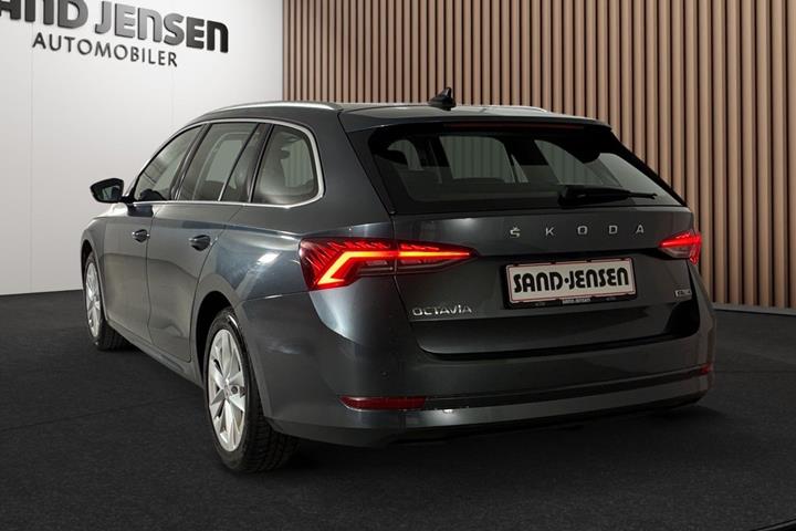Grå Skoda Octavia fra 2021