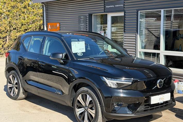 Sort Volvo XC40 fra 2023 set udefra