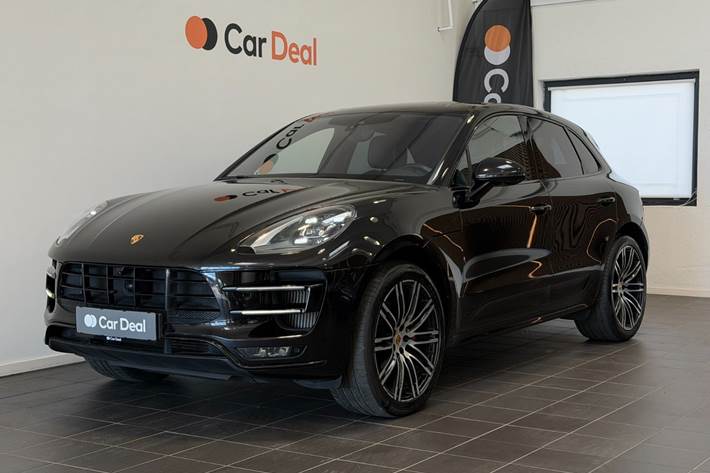 Sort Porsche Macan Turbo fra 2016