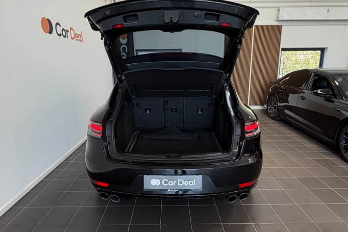 Sort Porsche Macan Turbo fra 2016