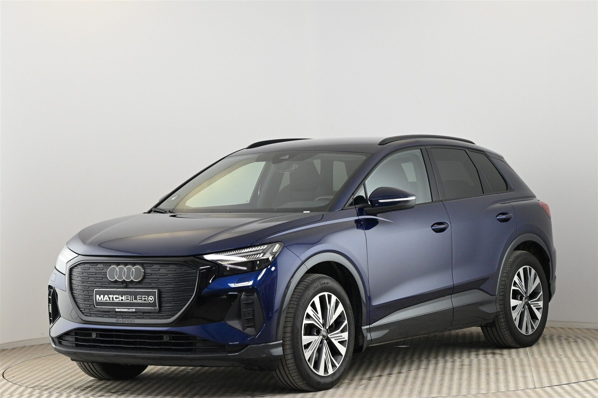 Blå Audi Q4 fra 2024