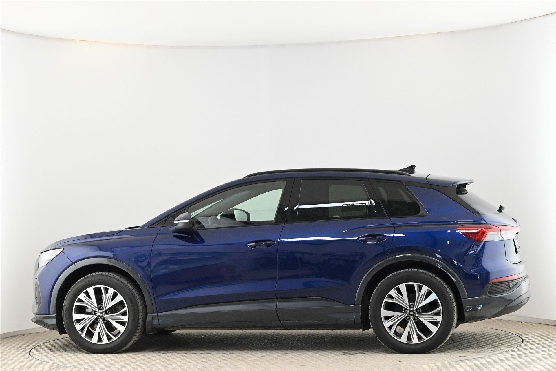 Blå Audi Q4 fra 2024