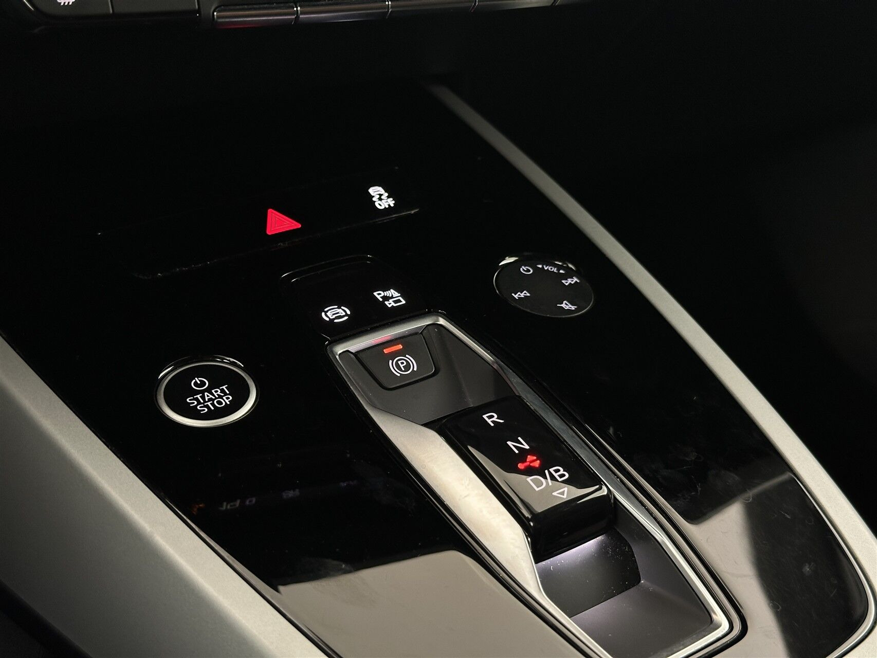 Blå Audi Q4 fra 2024