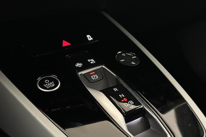 Blå Audi Q4 fra 2024