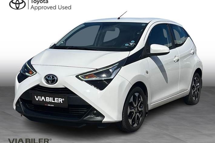 Hvid Toyota Aygo fra 2019 set udefra