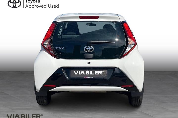 Hvid Toyota Aygo fra 2019 set udefra
