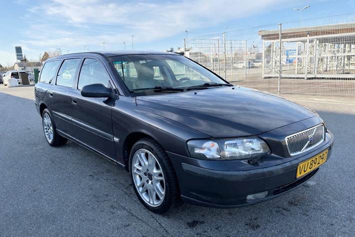 Gul Volvo V70 fra 2000