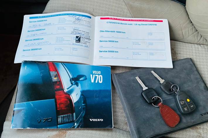 Gul Volvo V70 fra 2000