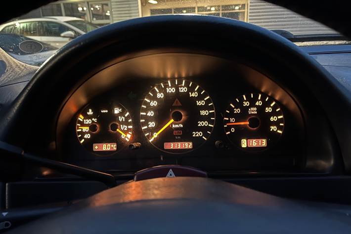 Sølv Mercedes ML320 fra 2000