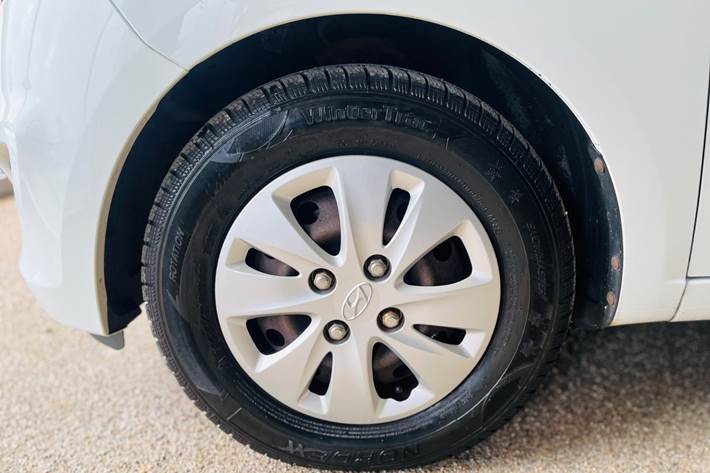 Hvid Hyundai i10 fra 2012