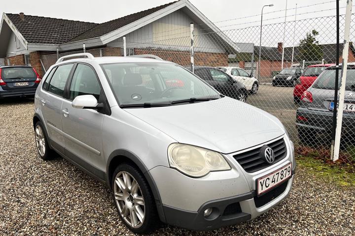 Sølv VW Polo Cross fra 2006 set udefra