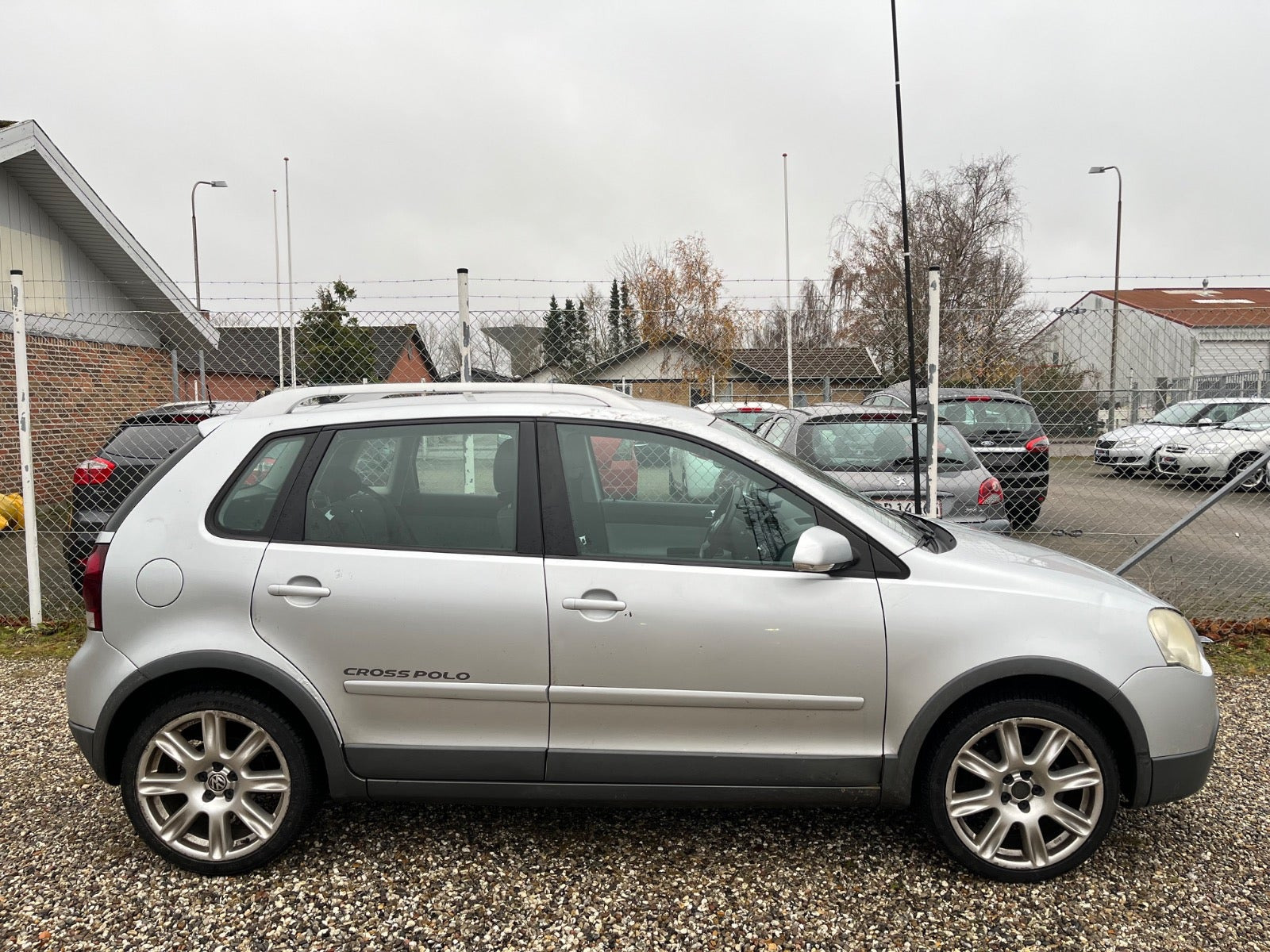Sølv VW Polo Cross fra 2006 set udefra