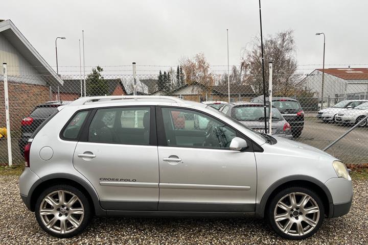 Sølv VW Polo Cross fra 2006 set udefra