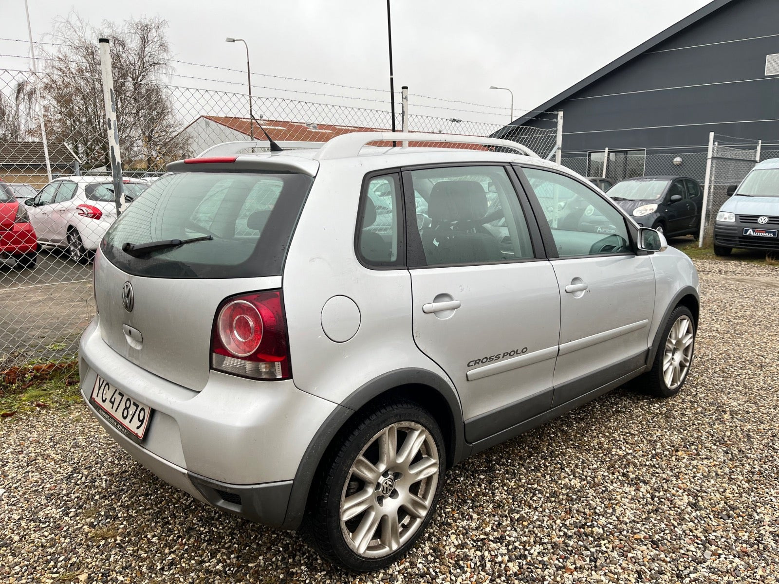 Sølv VW Polo Cross fra 2006 set udefra