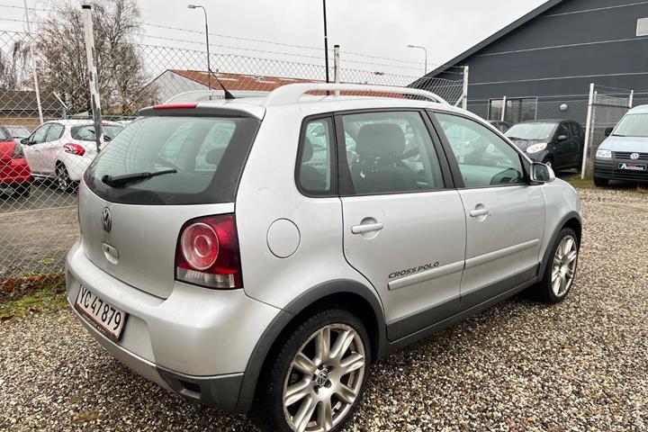Sølv VW Polo Cross fra 2006 set udefra