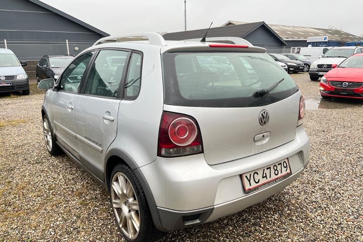Sølv VW Polo Cross fra 2006 set udefra