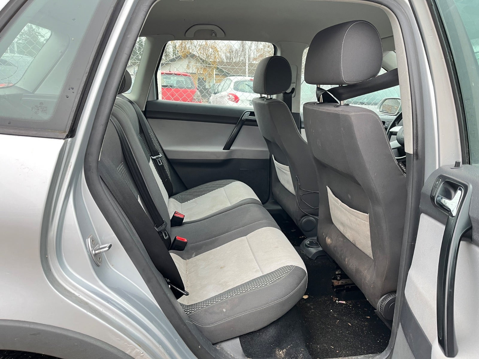 Sølv VW Polo Cross fra 2006 set indefra