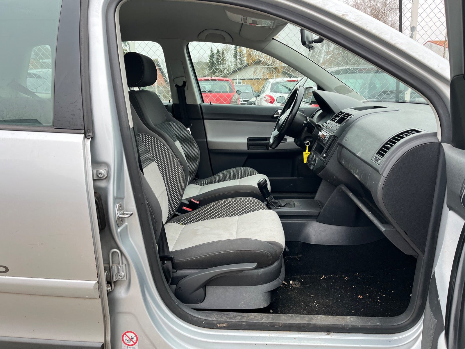 Sølv VW Polo Cross fra 2006 set indefra