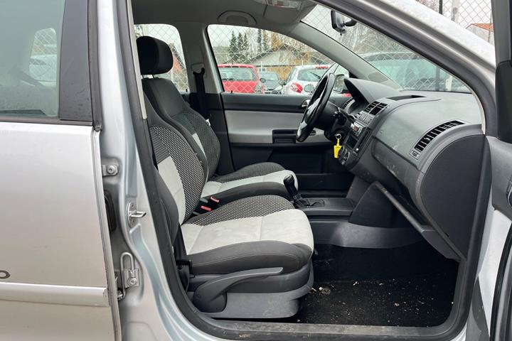 Sølv VW Polo Cross fra 2006 set indefra