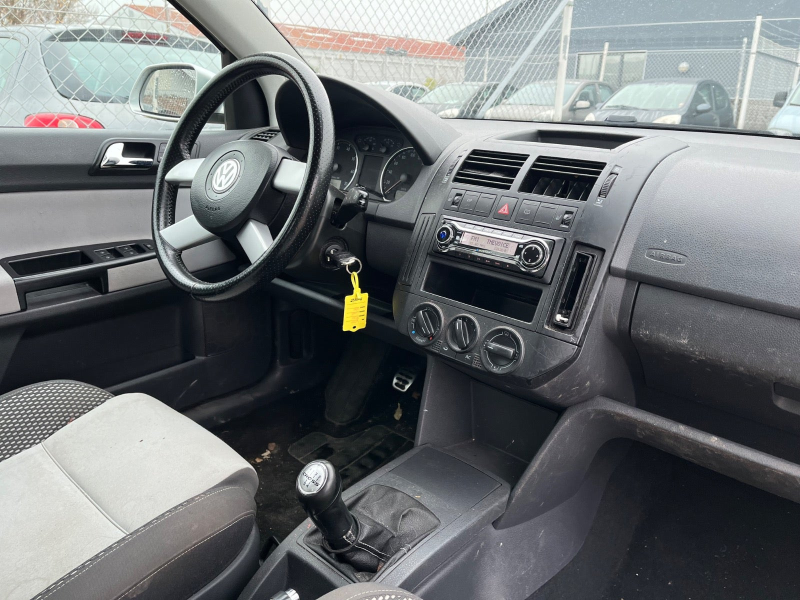 Sølv VW Polo Cross fra 2006 set indefra