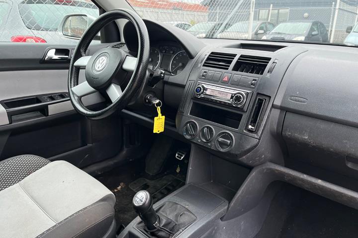 Sølv VW Polo Cross fra 2006 set indefra