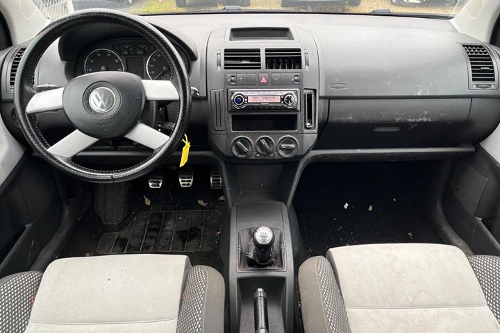 Sølv VW Polo Cross fra 2006 set indefra