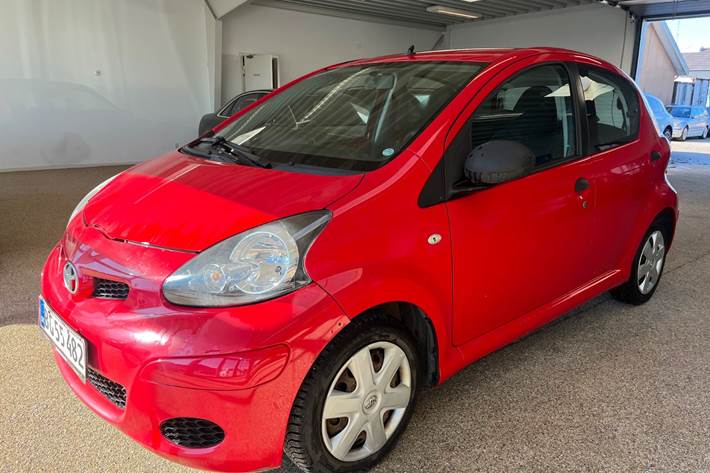 Rød Toyota Aygo fra 2010