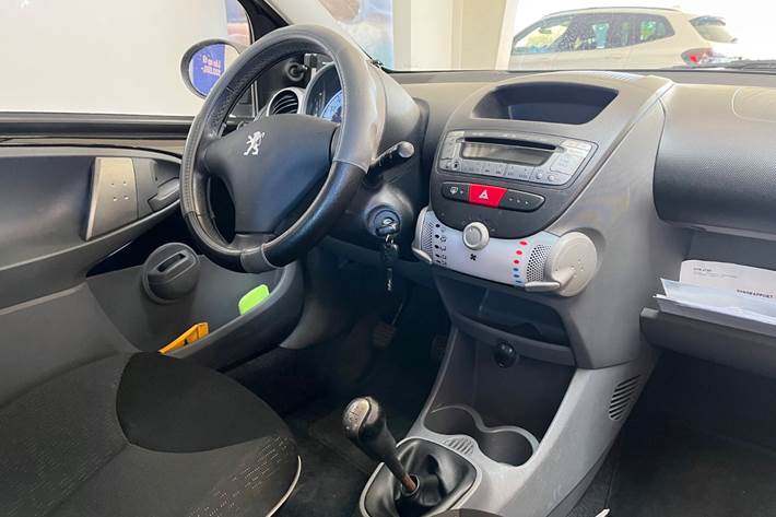 Sort Peugeot 107 fra 2011