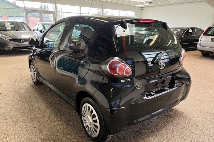 Sort Toyota Aygo fra 2011