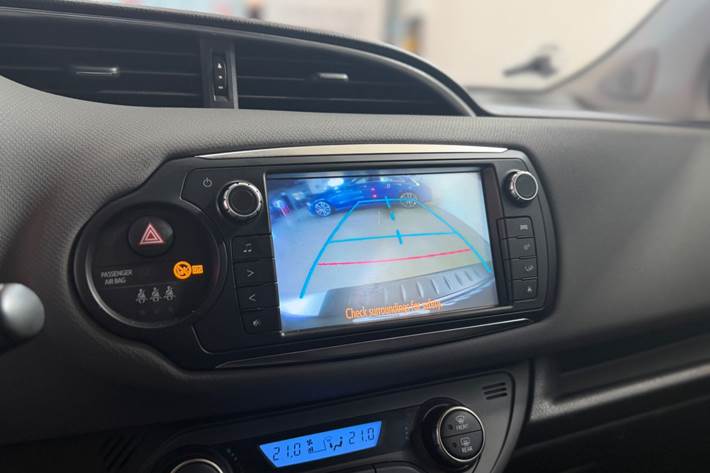 Sølv Toyota Yaris fra 2014
