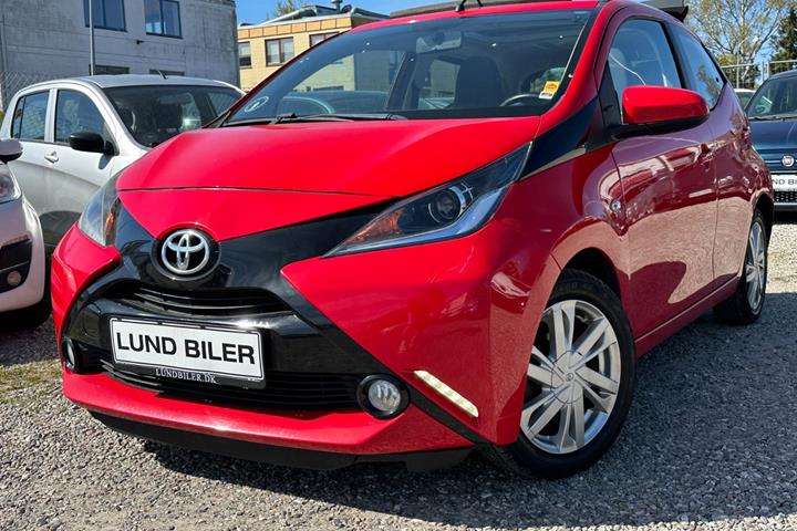 Rød Toyota Aygo fra 2016 set udefra