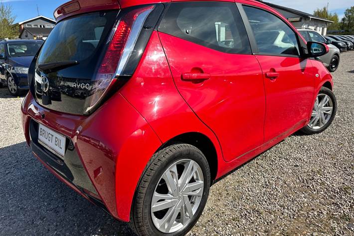 Rød Toyota Aygo fra 2016