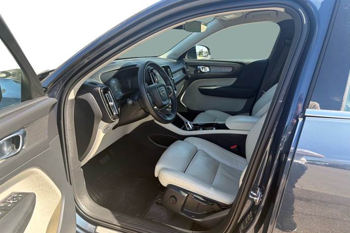 Blå Volvo XC40 fra 2022