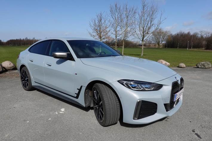 Grå BMW i4 fra 2022 set udefra