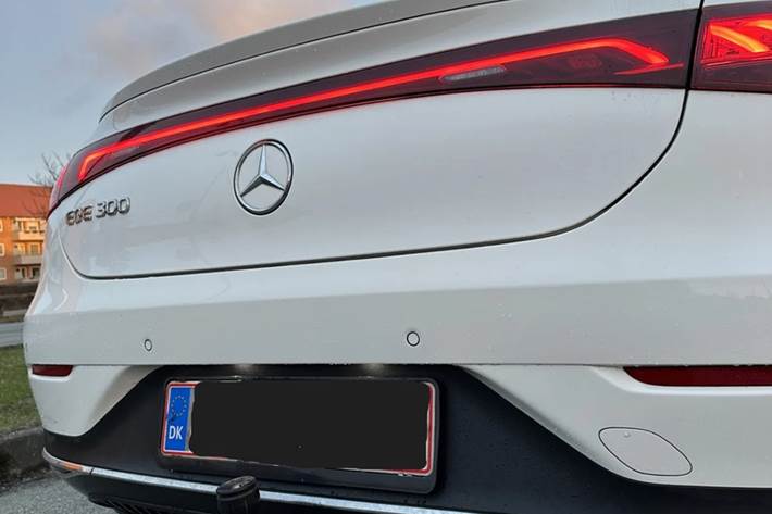 Hvid Mercedes EQE300 fra 2023